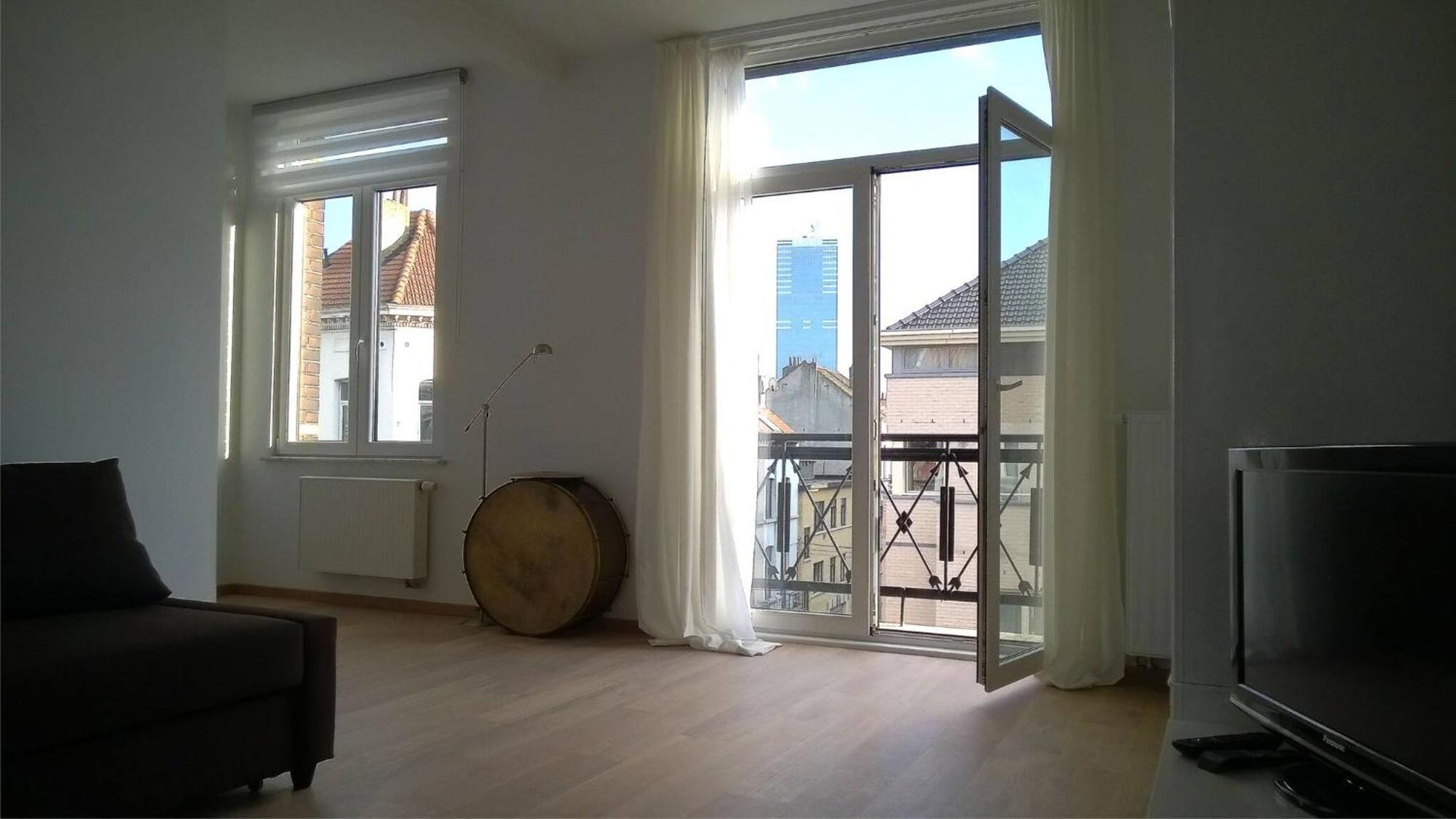 Apartment Almost White, Near Train, Metro N7688 Brussels