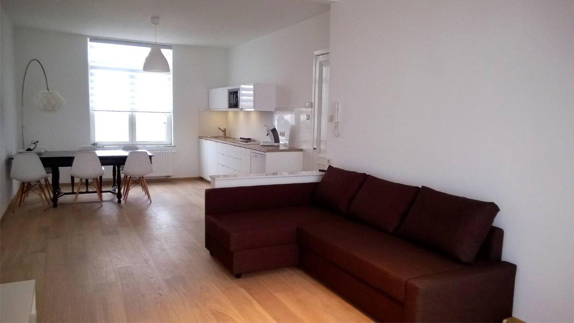 Apartment Almost White, Near Train, Metro N7688 Brussels